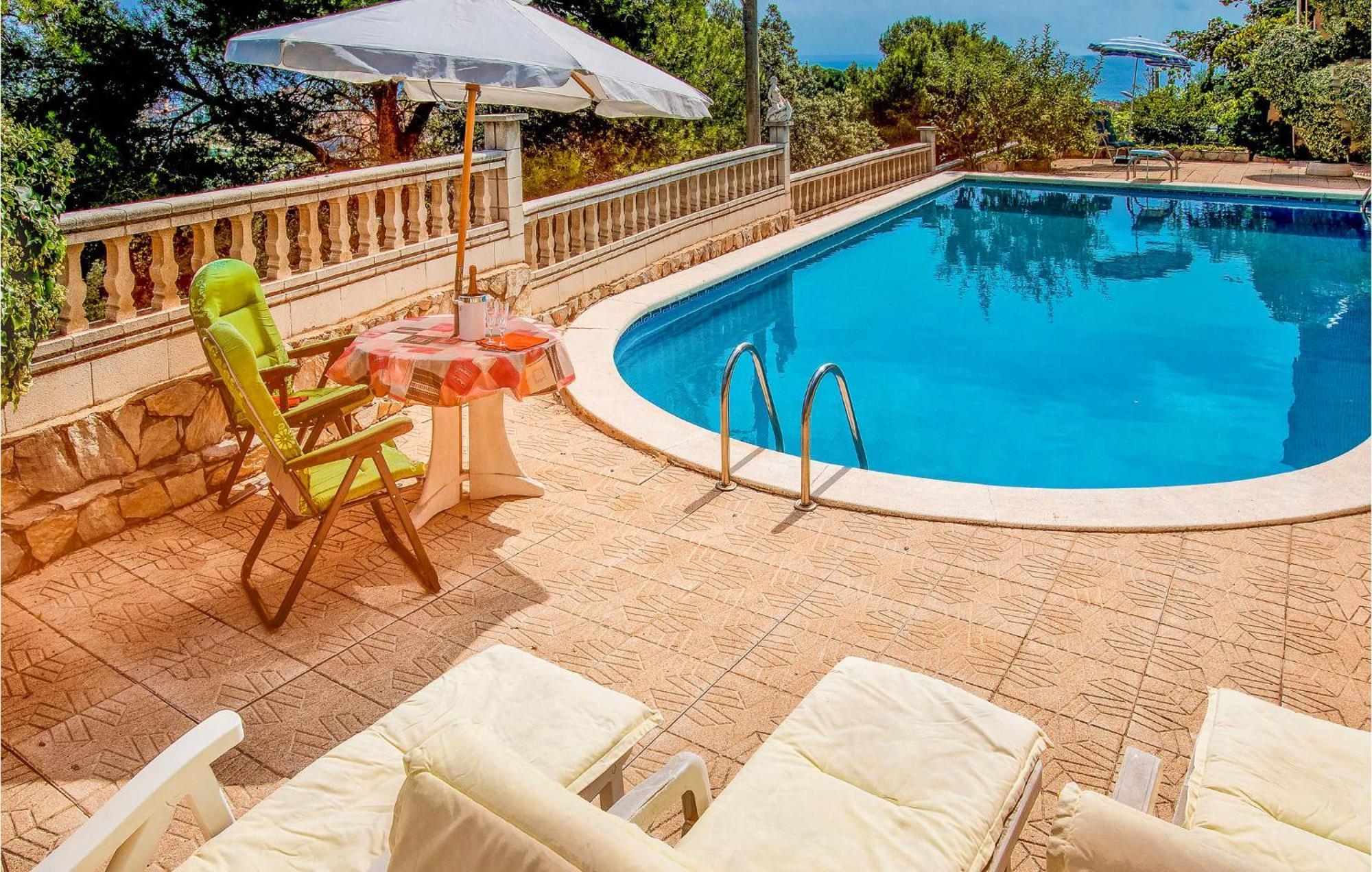 Awesome In With House Sea View