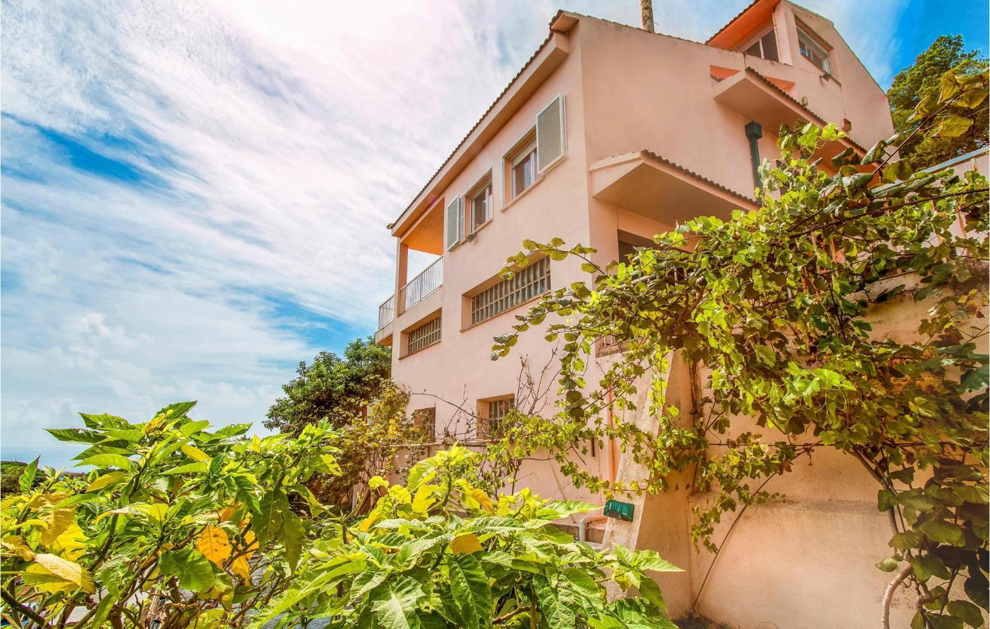 Hébergement de vacances Awesome In With House Sea View Santa Susanna